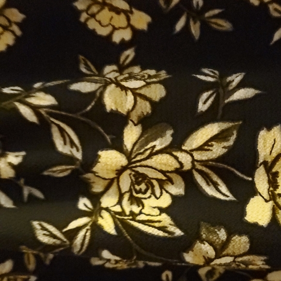 Sleeveless top., New,Crepe 95%polyester 5%spandex floral print, Juniors large s - Picture 3 of 3